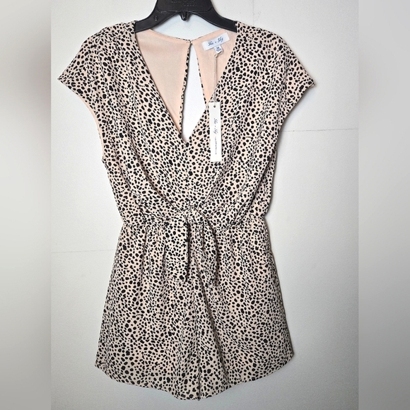 New With Tags She And Sky Leopard Print Open Back Romper, Size Medium - Picture 1 of 3